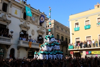 Pilar de 9 amb folre, manilles i puntals carregat pels Castellers de Vilafranca a la Diada de Tots Sants, per primera vegada a la història del món casteller