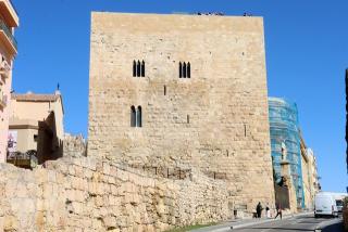 Imatge de la façana oest de la torre del Pretori de Tarragona, un cop acabada la intervenció de neteja i restauració