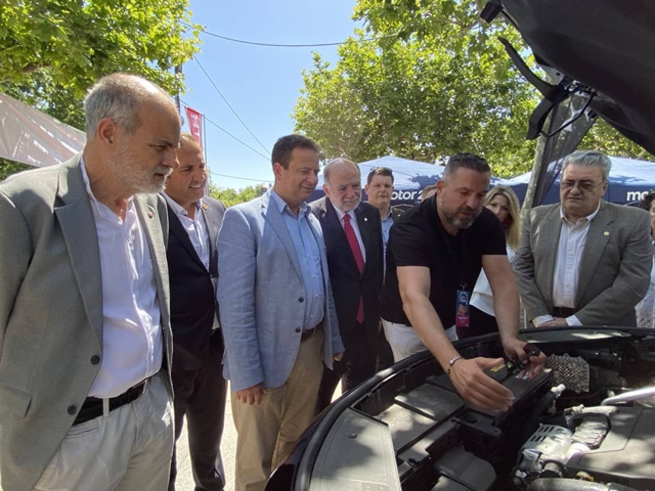 En primer terme, l&#039;alcalde de Cambrils, Oliver Klein, visitant la Fira acompanyat del subdelegat del govern espanyol a Tarragona, Joan Sabaté