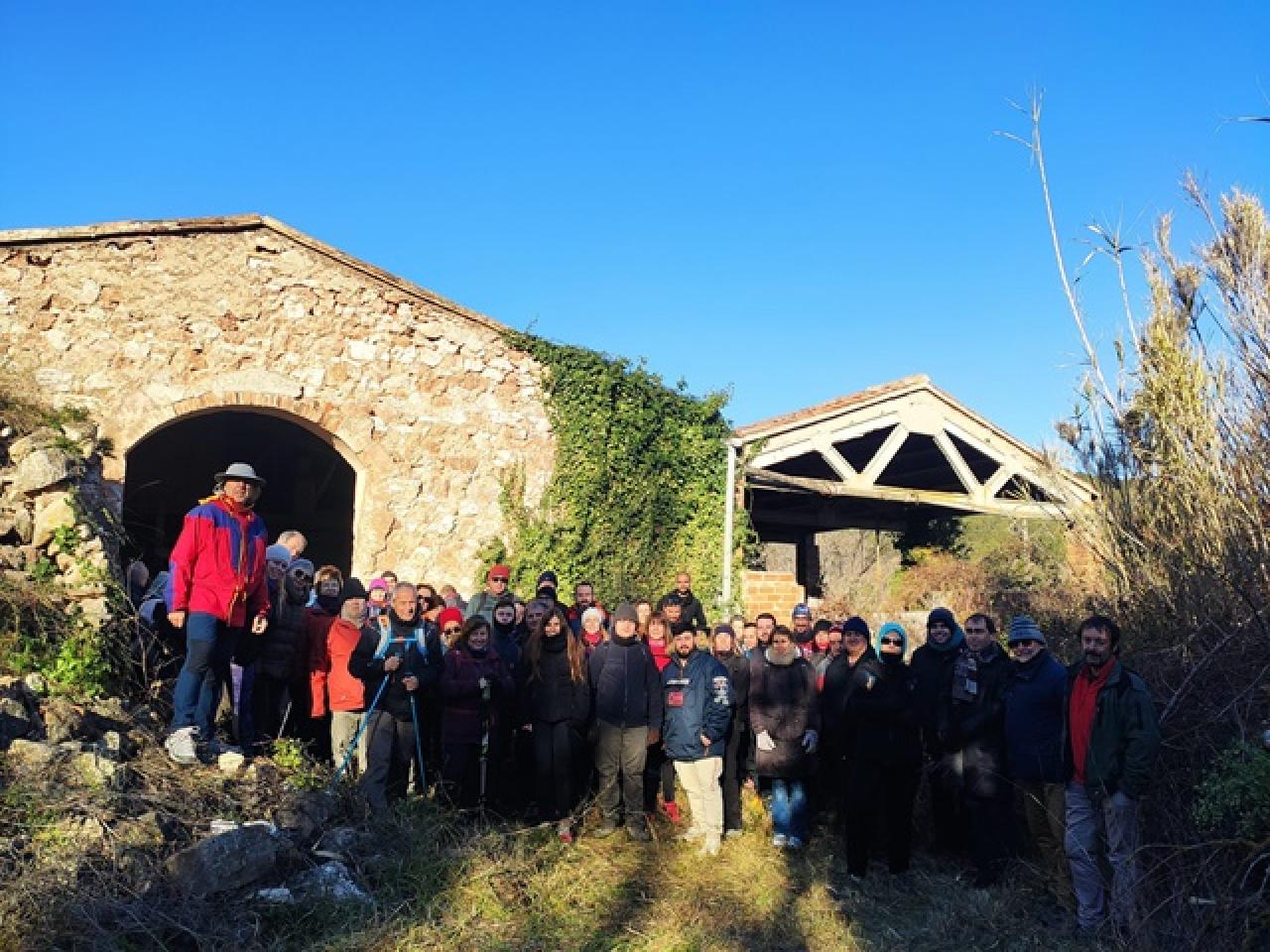Prop de 60 persones van acompanyar a la corredora del patrimoni Anna Saballs en una ruta que convergeix les guixeres del terme de Vilaverd (Conca de Barberà) 