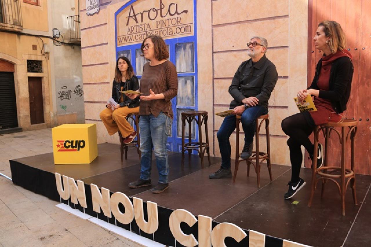 Els diputats de la CUP, Eulàlia Reguant, Carles Riera i Laia Estrada, i la regidora anticapitalista, Eva Miguel, durant l&#039;acte polític del partit celebrat a Tarragona, aquest dissabte