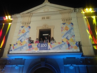La canalla nascuda a les últimes Decennals del 2011, han inaugurat el marcador des del balcó de l&#039;antic Banc de Valls, davant la presència de l&#039;alcaldessa Dolors Farrè 