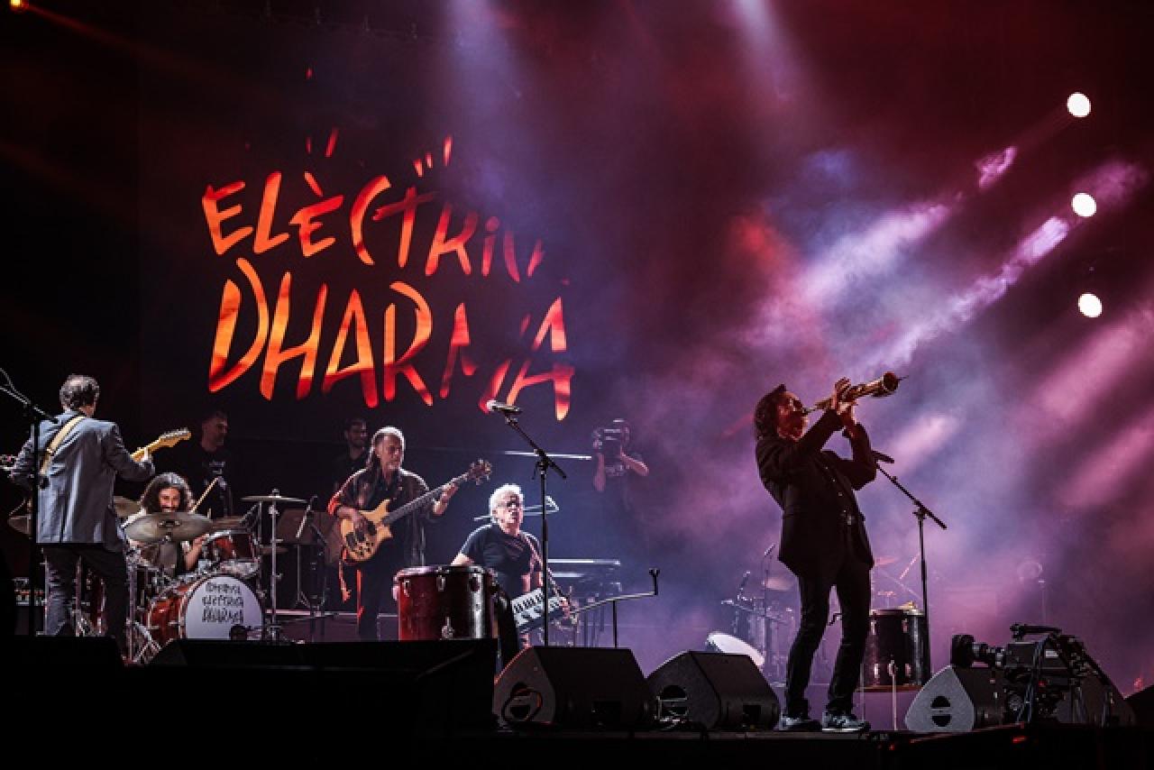 Un moment del concert de la Companyia Elèctrica Dharma al Palau Sant Jordi de Barcelona