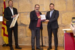 L’alcalde Viñuales ha lliurat la medalla i el diploma corresponent a Jordi Aluja, president del Centre Excursionista de Tarragona