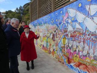 La il·lustradora Pilarin Bayés amb el seu mural a Salou