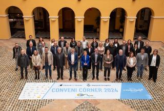 Foto de grup de la presidenta de la Diputació de Tarragona, Noemí Llauradó, amb els 32 ens locals i entitats signants del conveni Córner 2024
