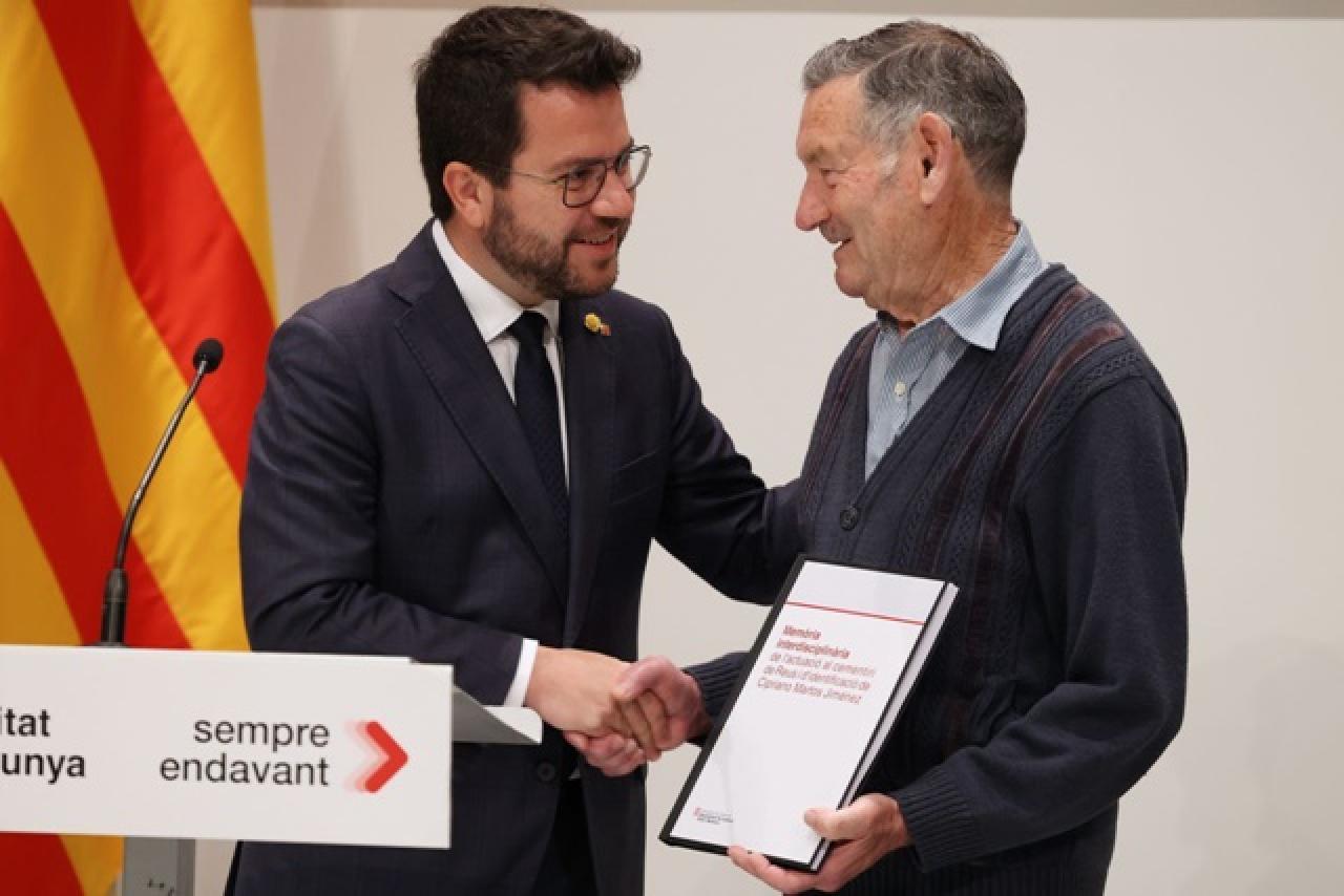 El president de la Generalitat, Pere Aragonès, lliura la Memòria Interdisciplinària d&#039;identificació de les restes del militant antifranquista Cipriano Martos a la seva família