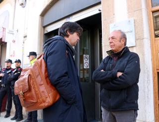 L&#039;activista del GEPEC-EdC, Santi Borràs, davant dels Jutjats de Falset amb el seu advocat
