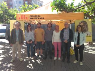 La candidata d&#039;Esquerra Valls, Teresa Rull, amb el diputat Carles Castillo i membres de la llista, a la carpa del míting de butxaca, al Pati
