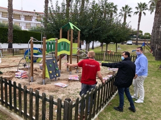 Aquest matí, el regidor Manel González s&#039;ha apropat al parc de Marysol per comprovar com avancen els treballs d&#039;instal·lació dels nous jocs infantils