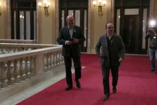 Els diputats de JxCAT Eduard Pujol i Jordi Turull als passadissos del Parlament