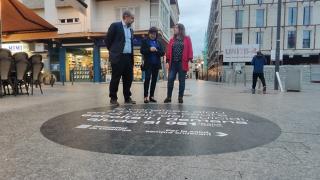 Imatge del vinil de la campanya de prevenció del suïcidi que s&#039;ha instal·lat a la plaça del Pòsit