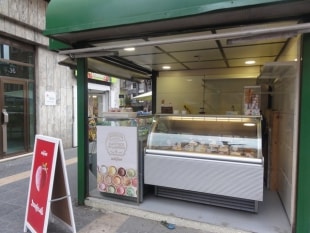 El quiosc del carrer Prat de la Riba ha reobert després que una fruiteria hi hagi creat un punt de venda de sucs i gelats.