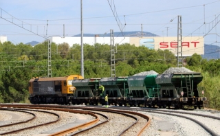 Imatge d&#039;un tren repartint balast a la via d&#039;accés a l&#039;estació logística de Seat, el 21 d&#039;agost de 2019