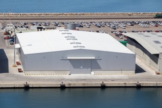 Vista aèria de de la nova nau d&#039;Euroports al Port de Tarragona, on s&#039;emmagatzema pasta de paper