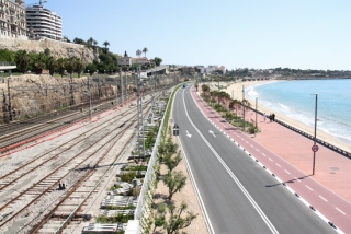 Imatge de la façana marítima de Tarragona, amb el balcó del Mediterrani, la passarel·la, el corredor ferroviari, el passeig marítim i la platja del Miracle