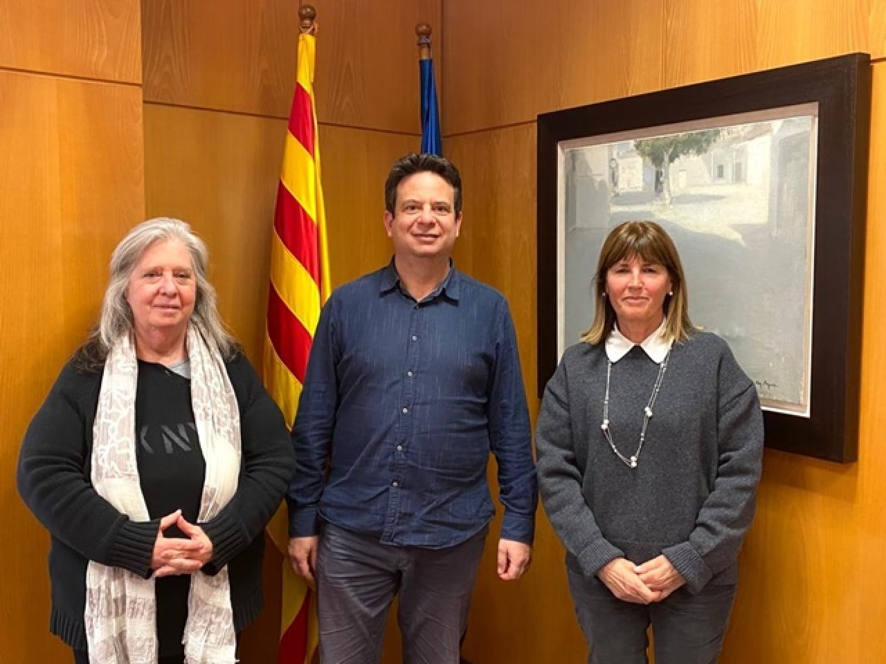 Imatge de l&#039;alcalde de Cambrils, Oliver Klein, amb la presidenta de la FEM, Maria Teresa Campanera, i la responsable de Comunicació i Sensibilització, Sefa Bové.