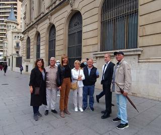La candidata de SíTarragona, Mar Giné, amb membres de la llista, al davant de l&#039;edifici del Banc d&#039;Espanya