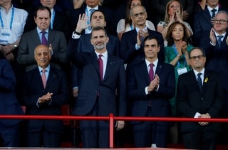 El rei Felip VI amb el president del govern espanyol, Pedro Sánchez, i el president de la Generalitat, Quim Torra, a la tribuna de l&#039;estadi del camp del Nàstic en el moment de la inauguració