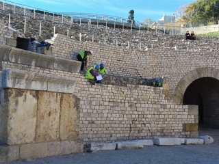 Imatge dels operaris durant la realització dels primers estudis a la graderia de l&#039;Amfiteatre de Tarragona