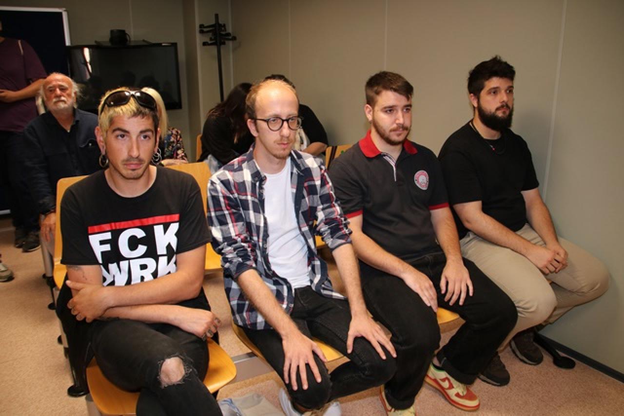 Els quatre joves del Camp de Tarragona a l&#039;inici del judici als jutjats penals de Tarragona, acusats dels delictes de desordres públics, atemptats contra l&#039;autoritat, danys i lesions per la seva participació a les protestes postsentència
