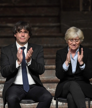 Carles Puigdemont i Clara Ponsatí, en l&#039;acte amb alcaldes a Brussel·les