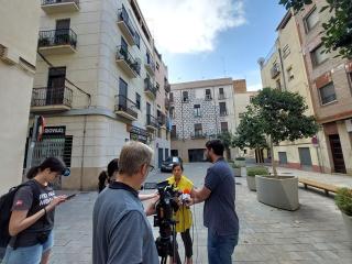 La regidora d&#039;Urbanisme, Activitats, Patrimoni i Centre Històric, Sònia Roca, atenent els mitjans a la plaça dels Alls, al Centre Històric de Valls