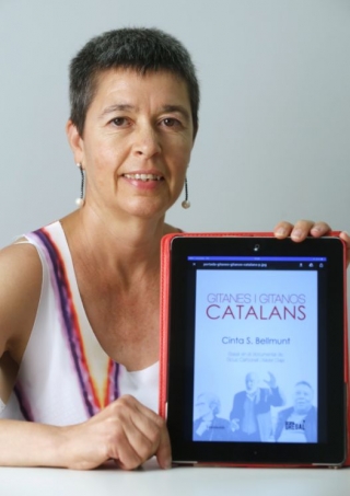 La periodista i escriptora Cinta S. Bellmunt, mostrant la versió electrònica del seu darrer llibre