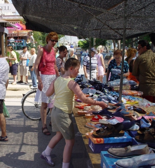Una parada del mercat ambulant de Calafell en una imatge d&#039;arxiu