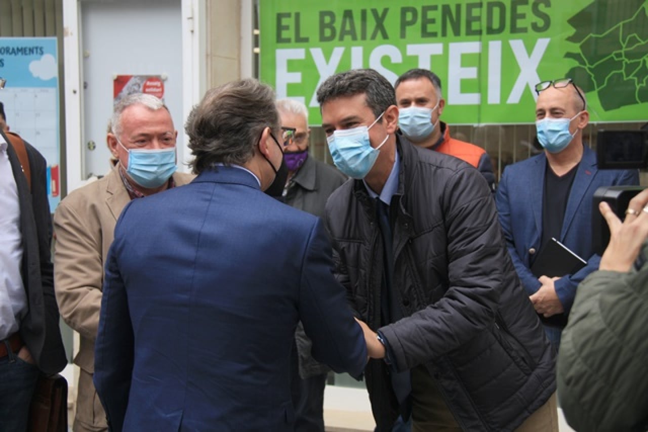 L&#039;alcalde del Vendrell, Kenneth Martínez, i la resta d&#039;alcaldes del Baix Penedès reben el conseller d&#039;Economia, Jaume Giró, sota una pancarta reivindicativa