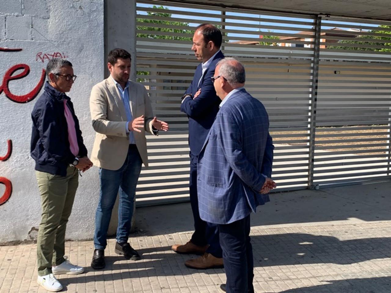 El candidat socialista, Rubén Viñuales, ha presentat les propostes de l&#039;àmbit esportiu al davant del camp municipal de la Granja