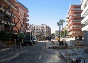 El carrer Isaac Albéniz és una de les vies principals de la Pineda.