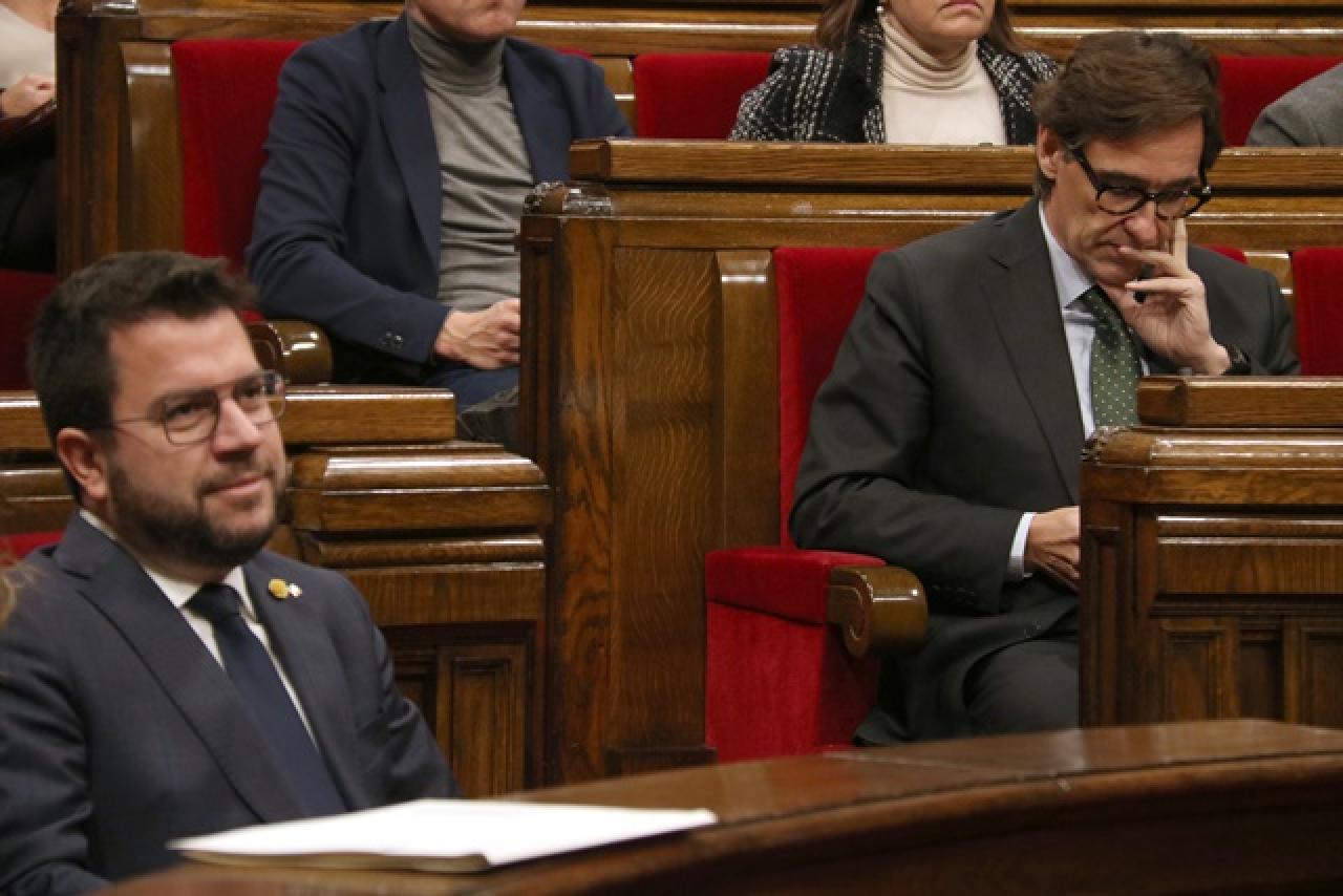 El president del Govern, Pere Aragonès, i el cap de l&#039;oposició, Salvador Illa, durant un ple del Parlament