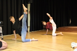 Un parell de joves fent exercici de dansa, aquest estiu, a l&#039;Espai Jove Kesse de Tarragona