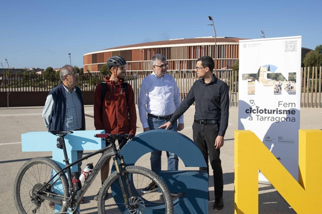L&#039;alcalde de Tarragona, Pau Ricomà, amb representants del Club Ciclista Campclar i L&#039;Escamot Cooperativa, a la presentació dels nous itineraris cicloturístics