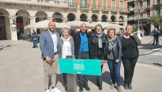 L&#039;alcaldable de Junts, Teresa Pallarès, amb membres de la seva candidatura