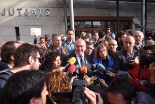 L&#039;alcalde de Reus, Carles Pellicer, atenent als nombrosos mitjans de comunicació a la sortida dels Jutjats 