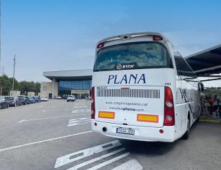 Imatge d&#039;un autobús de Plana estacionat a l&#039;Estació del Camp de Tarragona, a Perafort-la Secuita