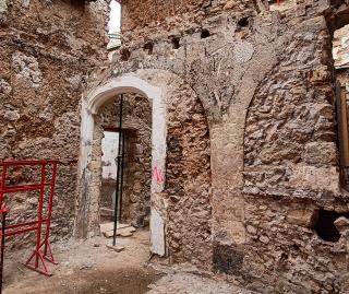 Durant les obres s’han trobat arcades construïdes amb carreus de pedra amb un disseny molt interessant, alguna d’elles de doble arc