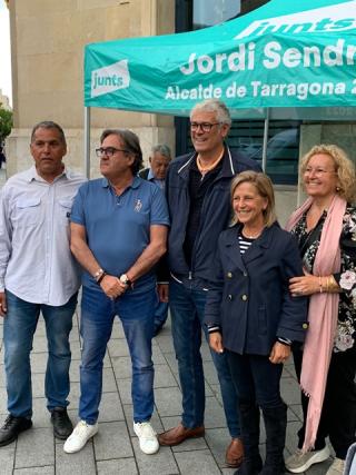 El candidat de Junts, Jordi Sendra, amb membres de la llista, aquest dijous, a la carpa de la Rambla Nova de Tarragona
