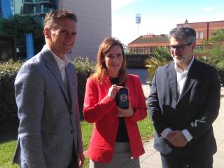 La candidata socialista a Reus, Sandra Guaita, mostra l&#039;app &quot;Reus Segura&quot;