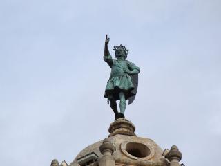 Escultura de lÀngel Tobies al capdamunt del campanar del Vendrell
