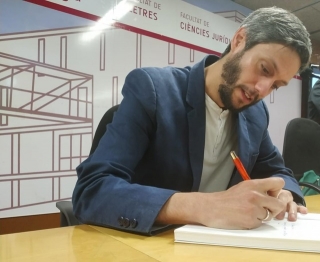 Enrique Canovaca, signant exemplars del seu llibre