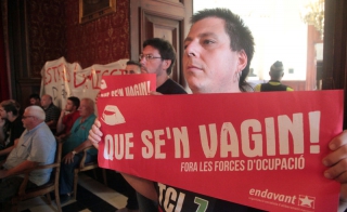 Públic d&#039;ahir, durant el ple municipal de Tarragona, amb pancartes