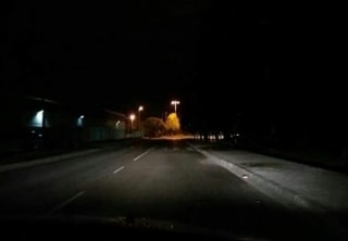 La via d’accés al barri tarragoní des de la T-11 al camp de futbol, a les fosques, il·luminada per un vehicle