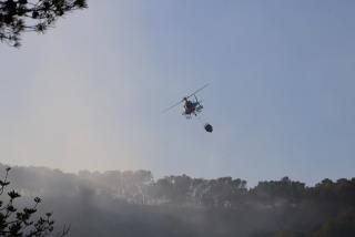 Un helicòpter dels Bombers de la Generalitat, des de la Pobla de Montornès, durant els treballs d&#039;extinció de l&#039;incendi forestal de Vespella de Gaià