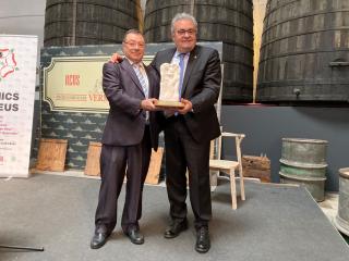 El president del Centre d’Amics de Reus, Joan Maria Mallafrè, ha lliurat el Premi al Més Amic de Reus 2023 al president de la Cambra de Comerç, Jordi Just