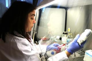 Una de les investigadores del centre tecnològic Eurecat treballant als laboratoris de Reus