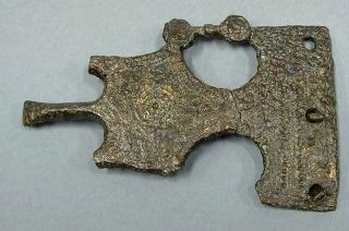 Imatge d&#039;una de les sivelles de cinturó de l’aixovar de l’anomenat guerrer iber de Can Canyís (Banyeres del Penedès), una de les tres peces que s&#039;exposen a Suïssa