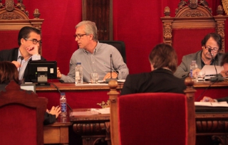 Els regidors José Luís Martín i Pau Pérez, amb l&#039;alcalde, Josep Fèlix Ballesteros, al centre, durant una sessió plenària a l&#039;Ajuntament de Tarragona
